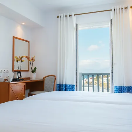 Adonis Hotel 4*