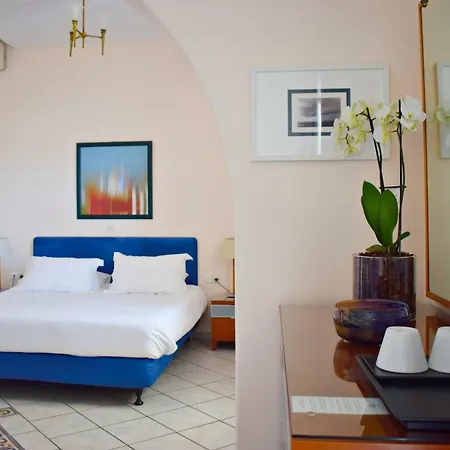Adonis Hotel 4*