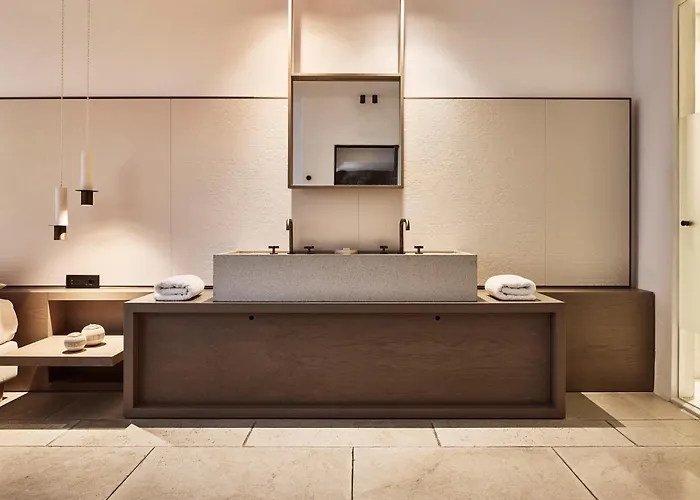 아도니스 호텔 4*