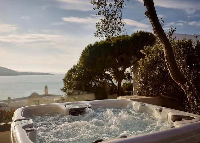 아도니스 호텔 4*